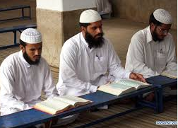 Muzułmański duchowny studiuje Biblię