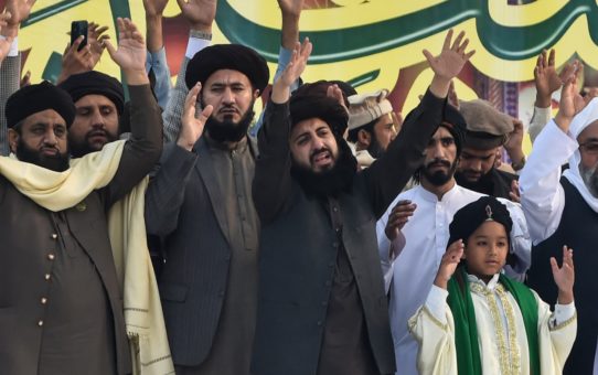 Sunnici tłuką szyitów w Pakistanie