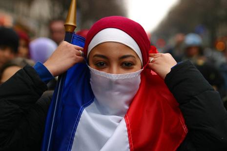 Francja wobec dylematu: szaria albo wojna domowa